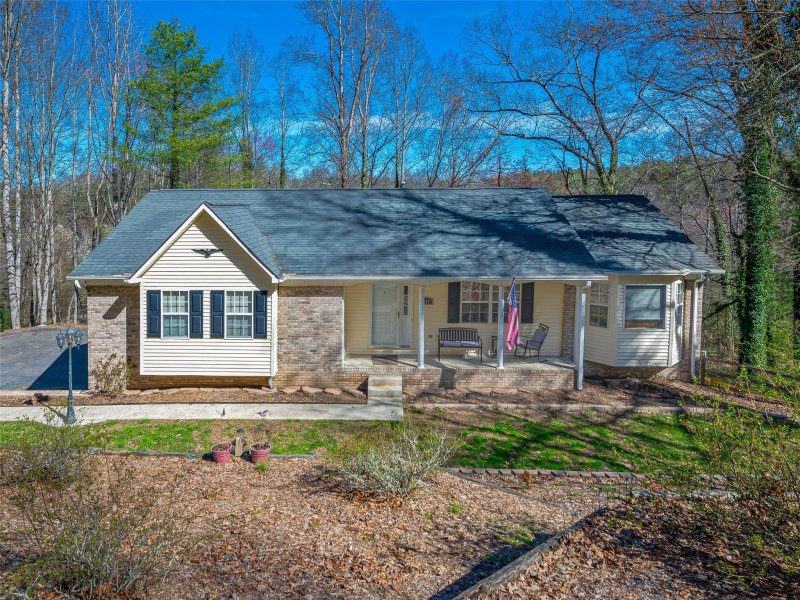 Property image 2 at 417 Hunters Glen Lane, Hendersonville, NC 28739