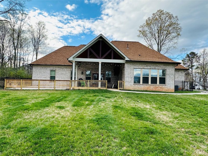 Property image 2 at 142 Breezewood Drive, Charlotte, NC 28262