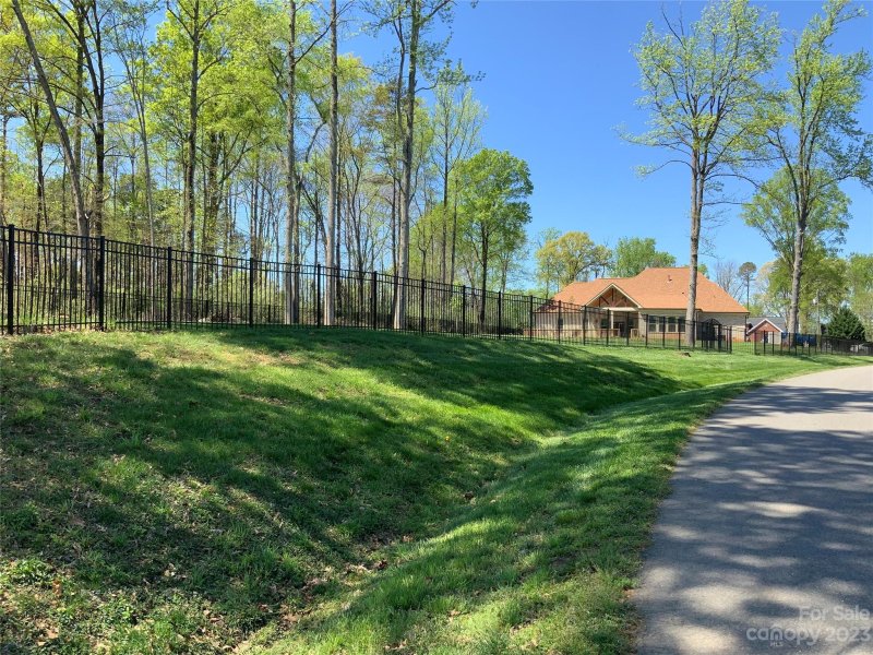 Property image 3 at 142 Breezewood Drive, Charlotte, NC 28262