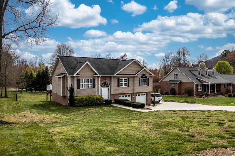 Property image 2 at 5897 Pinewinds Drive, Hickory, NC 28602