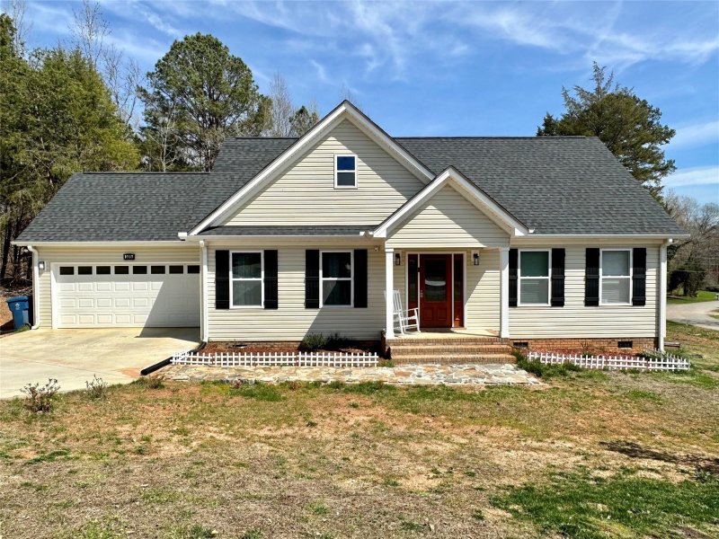 Property image 2 at 325 Harbor View Drive, Cherryville, NC 28021