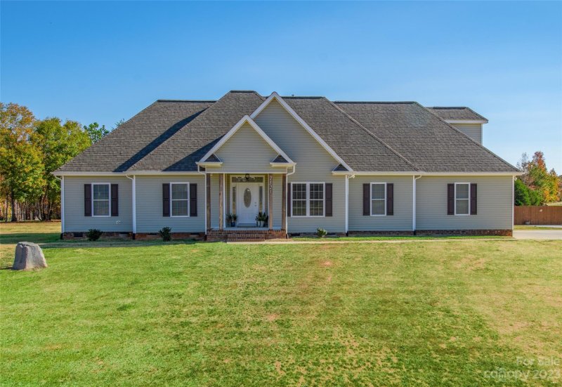 2521 Moon Creek Lane