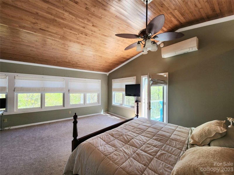 Property image 3 at 422 Deerhaven Lane, Hendersonville, NC 28791