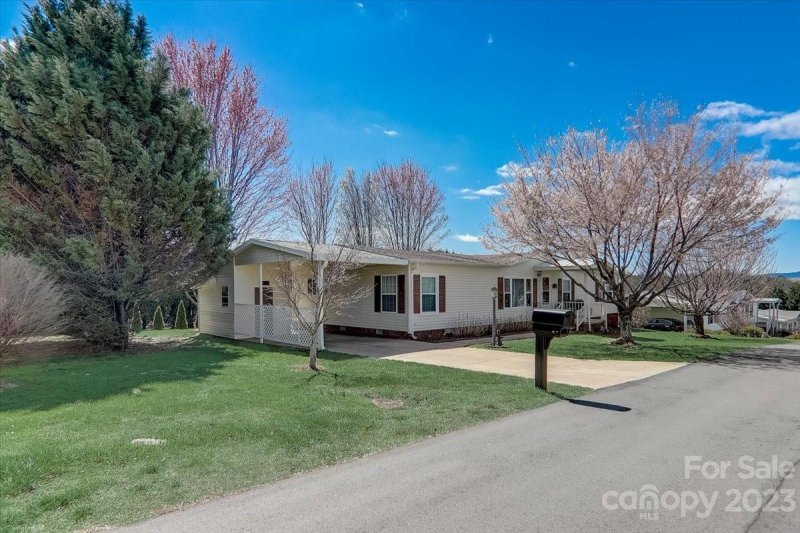 Property image 5 at 8 N Marjorie Lane, Hendersonville, NC 28792