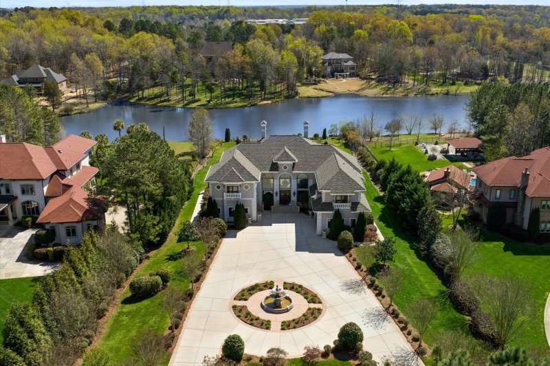 9201 Woodhall Lake Drive