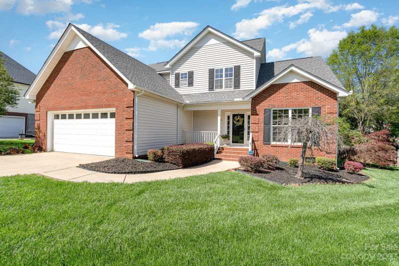 2717 Lexington Pointe Place