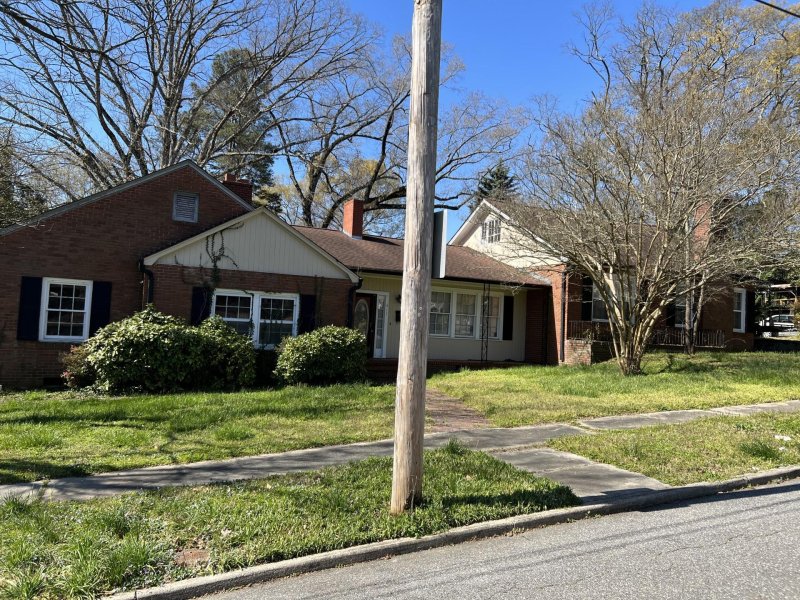 Property image 2 at 411 Woodlawn Avenue, Gastonia, NC 28052