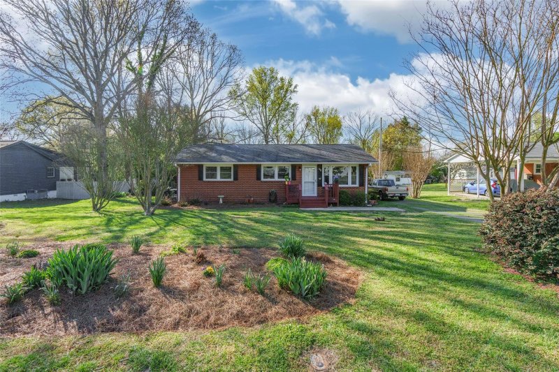 2426 Oakwood Circle