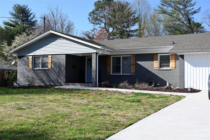 Property image 2 at 110 31st Avenue, Hickory, NC 28601