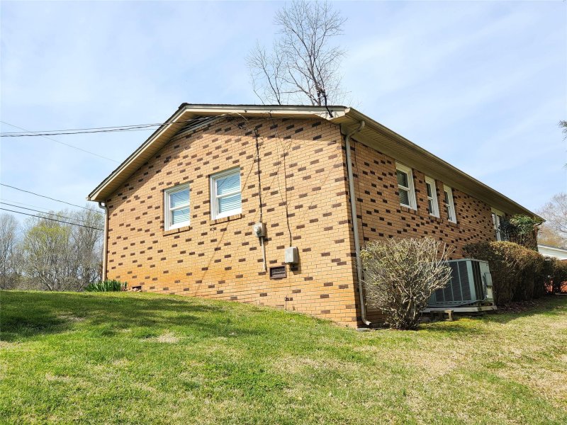 Property image 3 at 2104 Hollandale Drive, Gastonia, NC 28054