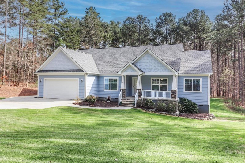 Property image 2 at 121 Holt Lane, Mooresville, NC 28117