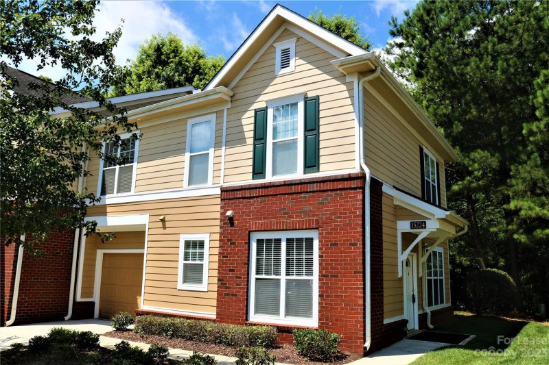 15224 Coventry Court Lane