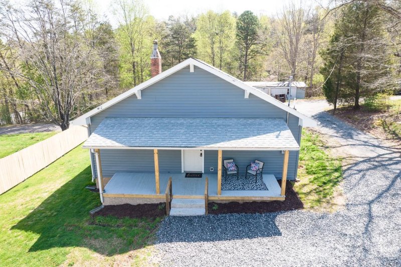 Property image 3 at 204 Shelby Road, Hickory, NC 28601