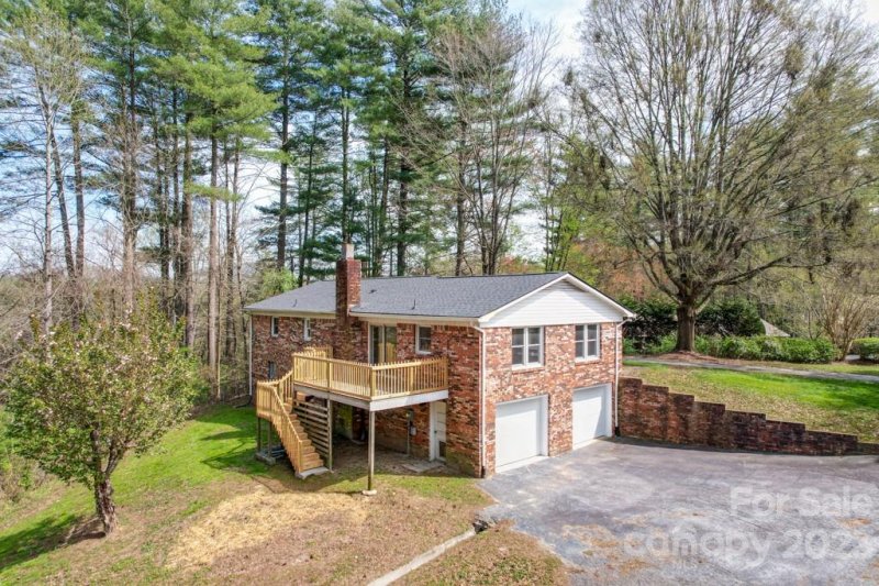 Property image 3 at 122 Surry Lane, Hendersonville, NC 28791