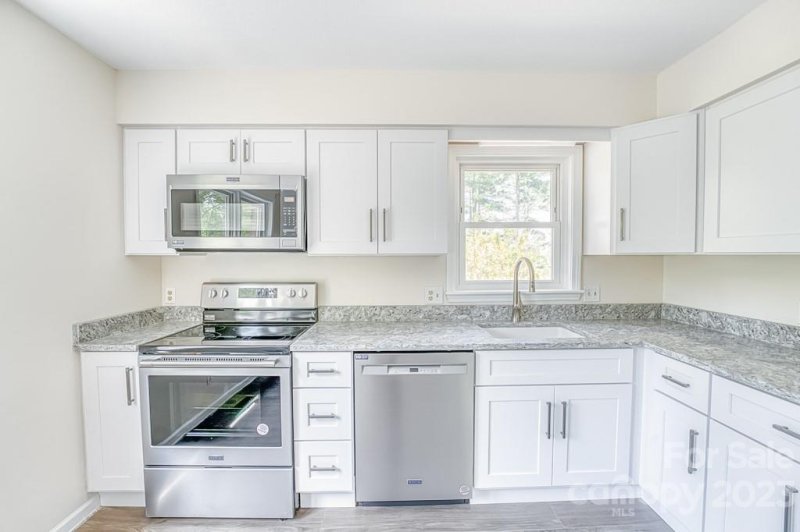 Property image 4 at 122 Surry Lane, Hendersonville, NC 28791