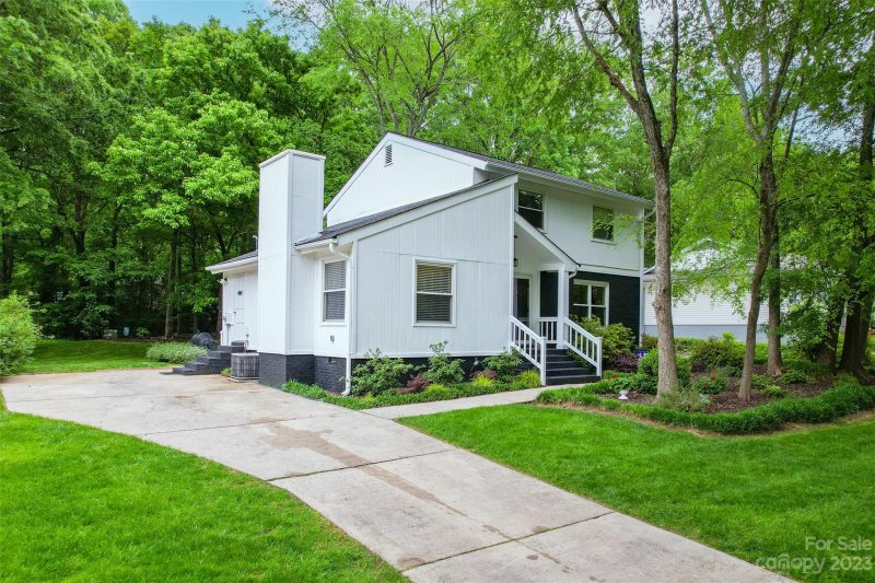 Property image 3 at 2034 Knickerbocker Drive, Charlotte, NC 28212