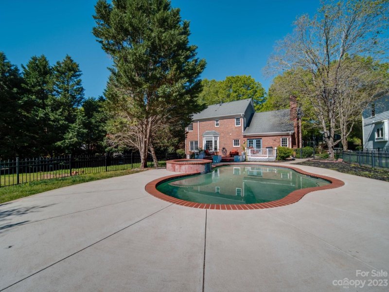 Property image 3 at 6725 Lyndonville Drive, Charlotte, NC 28277