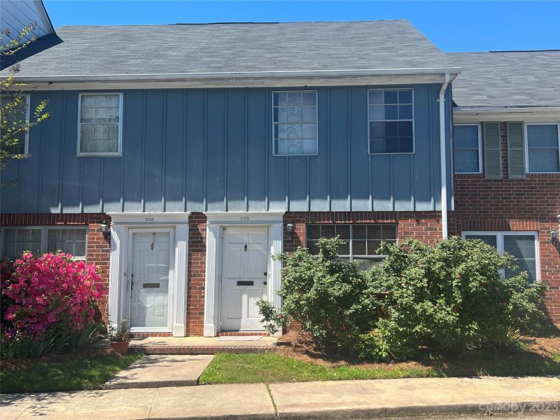 1300 Larchmont Place