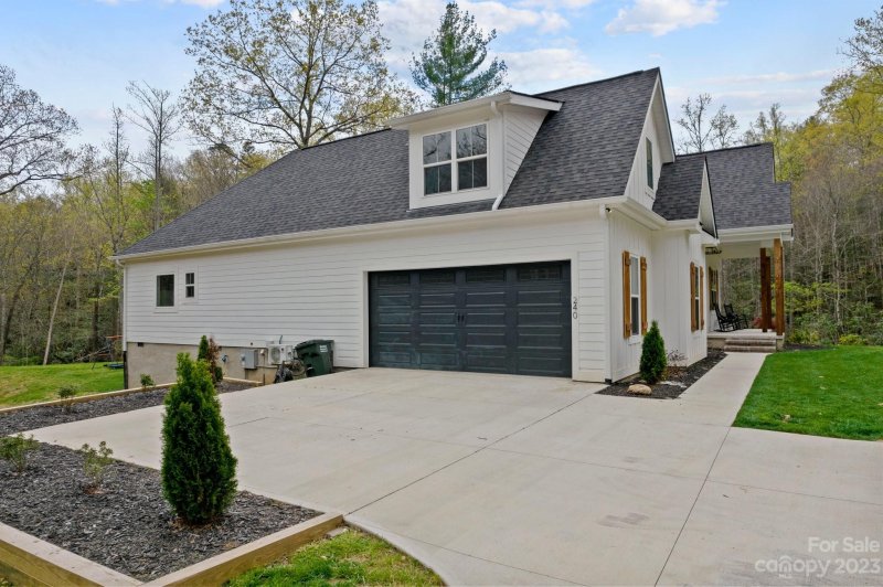 Property image 4 at 240 Falling Leaves Lane, Hendersonville, NC 28792