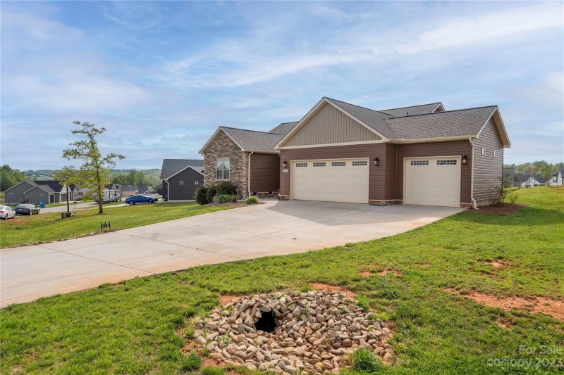 Property image 3 at 164 Castle Pines Lane, Statesville, NC 28625