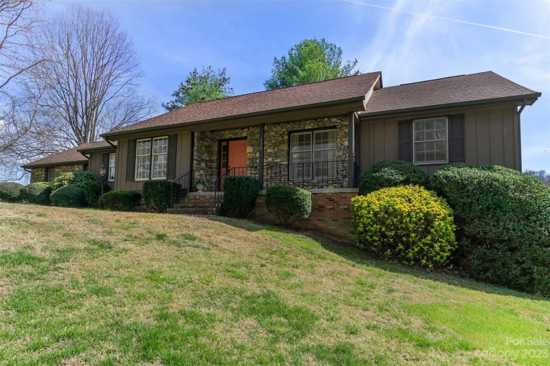 Property image 2 at 117 Larchmont Drive, Hendersonville, NC 28791