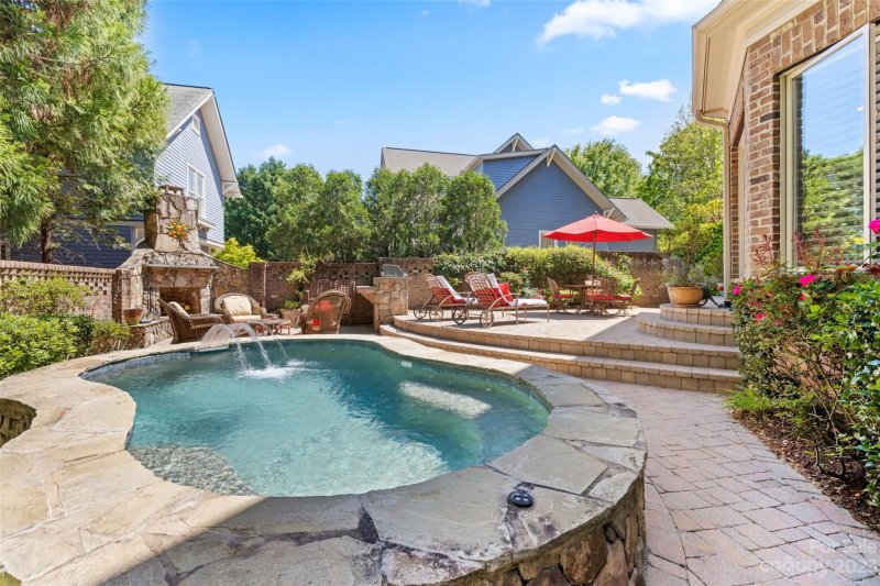 Property image 2 at 8016 Pemswood Street, Charlotte, NC 28277