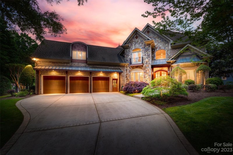 Property image 3 at 8016 Pemswood Street, Charlotte, NC 28277