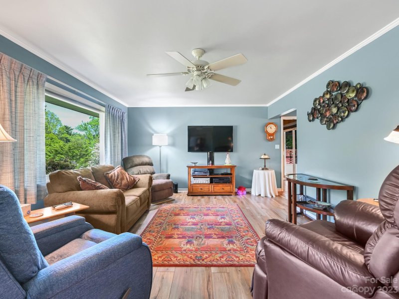 Property image 4 at 59 W Fox Chase Road, Asheville, NC 28804