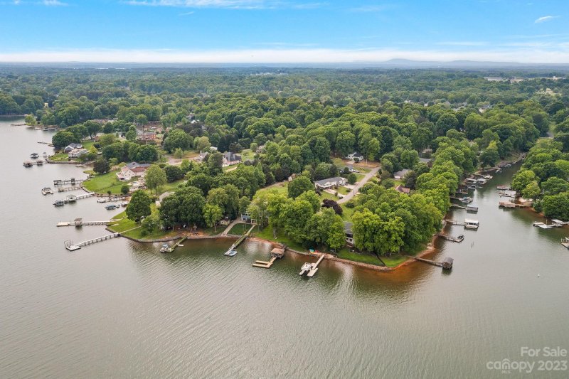 Property image 2 at 158 Crystal Circle, Mooresville, NC 28117