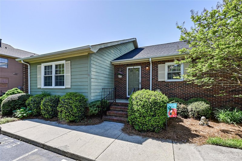 1300 Larchmont Place