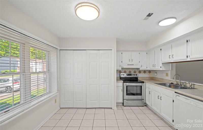 Property image 3 at 9453 Lexington Circle, Charlotte, NC 28213