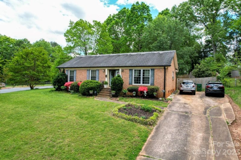 Property image 2 at 4932 Delivau Drive, Charlotte, NC 28215