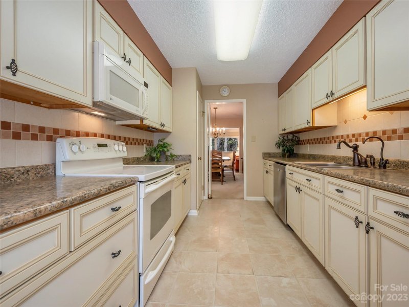 Property image 4 at 720 Crowfields Lane, Asheville, NC 28803