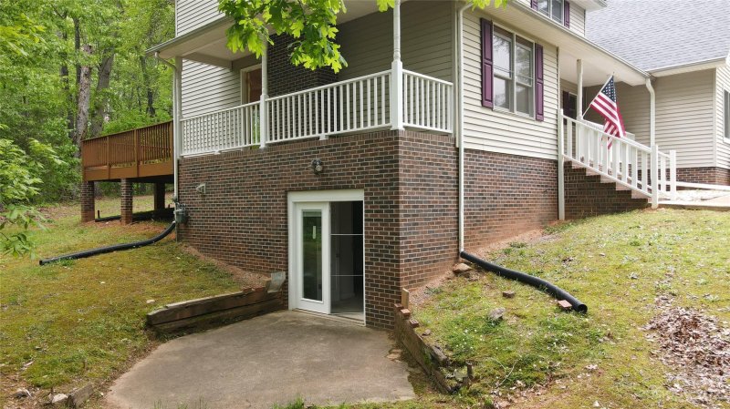 Property image 4 at 214 Olde Coach Lane, Crouse, NC 28033