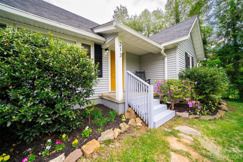 Property image 3 at 213 Governors View Road, Asheville, NC 28805