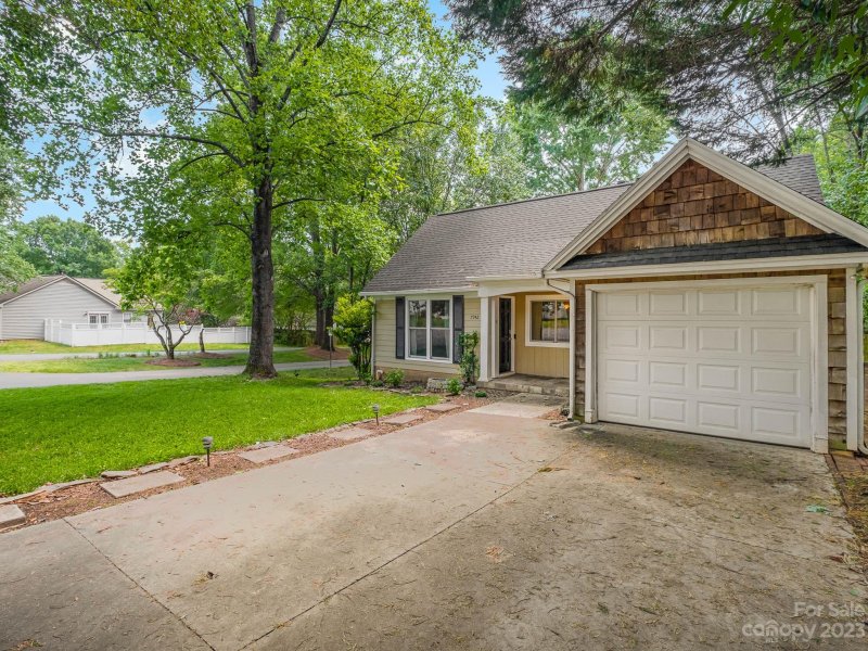 Property image 3 at 7942 Latchington Court, Charlotte, NC 28227