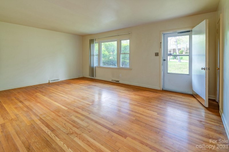 Property image 3 at 10 Wagon Road, Asheville, NC 28805