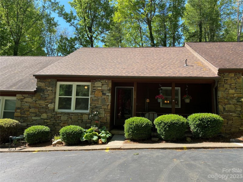 Property image 2 at 16 Pineoak Circle, Etowah, NC 28729