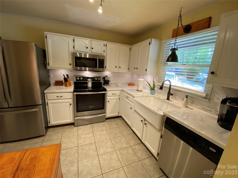 Property image 4 at 16 Pineoak Circle, Etowah, NC 28729