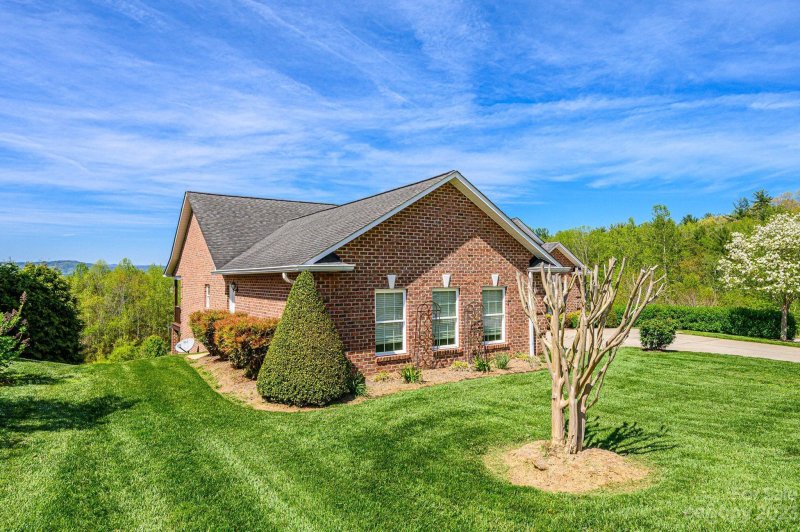 Property image 2 at 424 Huntington Woods Street, Lenoir, NC 28645