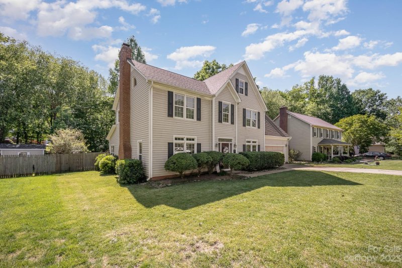 Property image 2 at 13327 Kintyre Court, Matthews, NC 28105