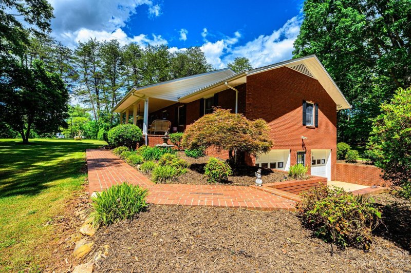 Property image 4 at 1873 Fairway Drive, Newton, NC 28658