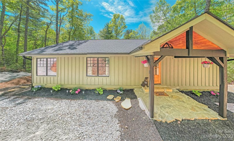 Property image 2 at 100 Rainbows End Lane, Lake Toxaway, NC 28747