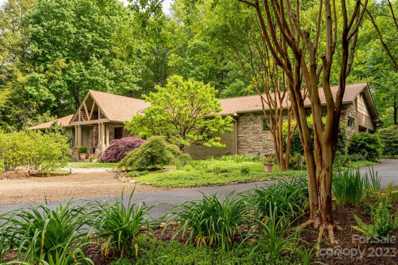 Property image 2 at 127 Woodhaven Drive, Hendersonville, NC 28739