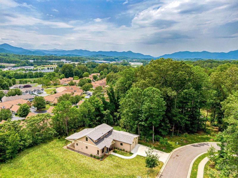 Property image 3 at 42 Ashe Park Circle, Asheville, NC 28806