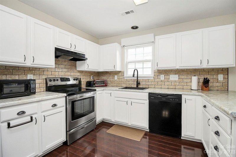 Property image 4 at 2628 Reid Park Lane, Charlotte, NC 28208