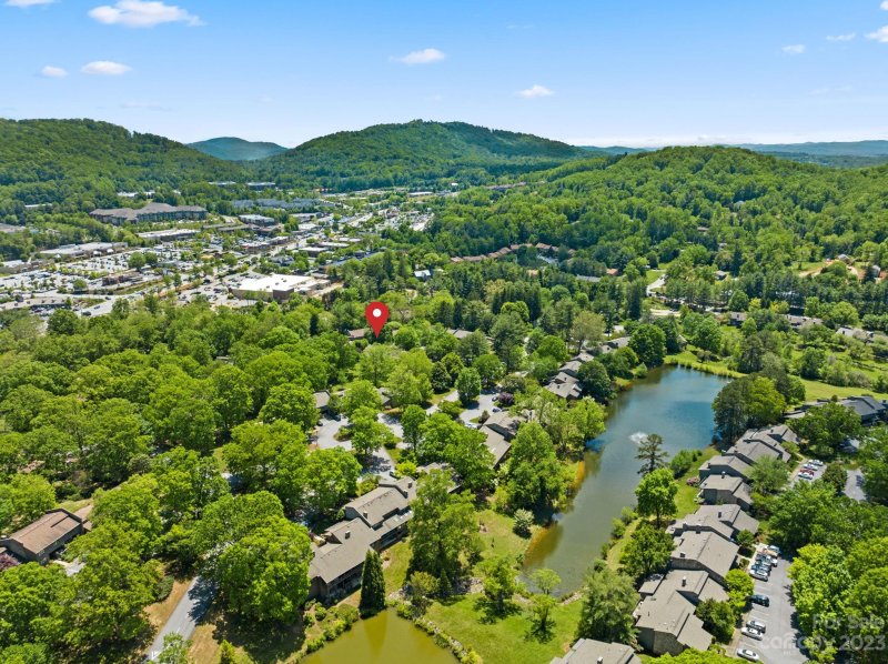 Property image 2 at 512 Crowfields Lane, Asheville, NC 28803