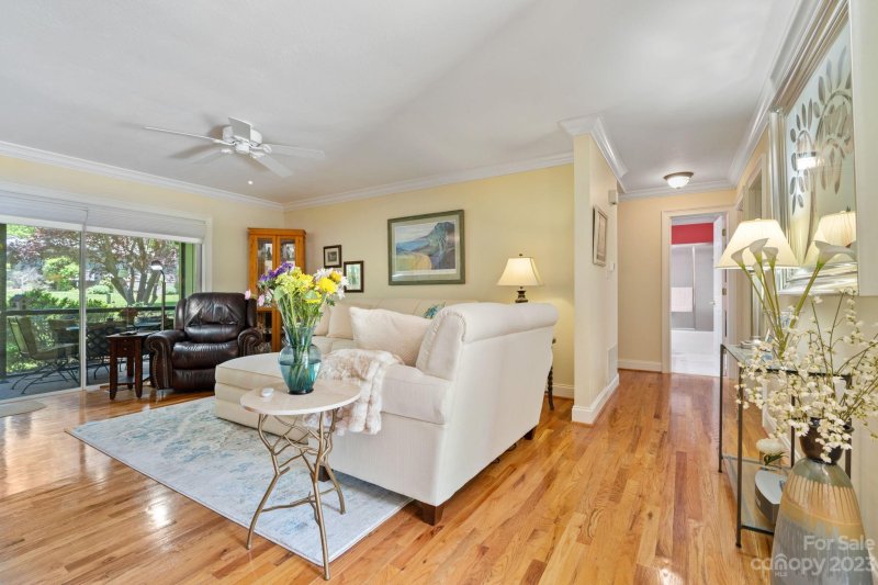 Property image 3 at 512 Crowfields Lane, Asheville, NC 28803