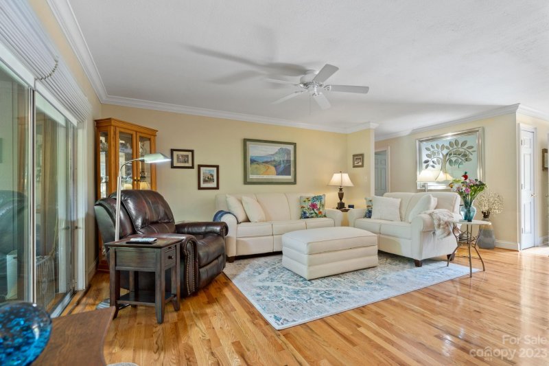 Property image 4 at 512 Crowfields Lane, Asheville, NC 28803