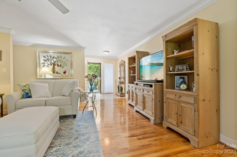 Property image 5 at 512 Crowfields Lane, Asheville, NC 28803